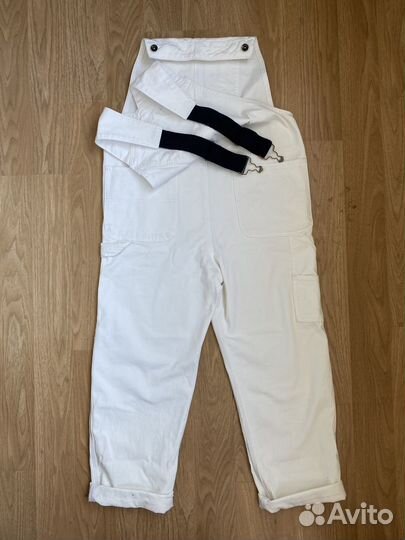 Белый джинсовый комбинезон Pull&Bear