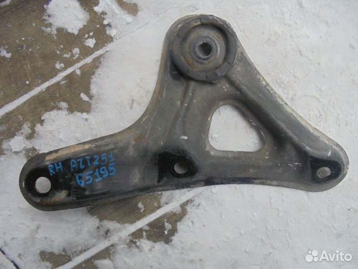 Кронштейн балки двигателя правый Toyota Avensis