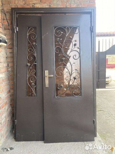 Дверь входная металлическая с зеркалом