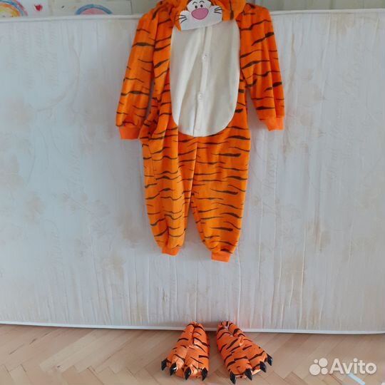 Новогодний костюм тигра (кенгуруми с тапочками)