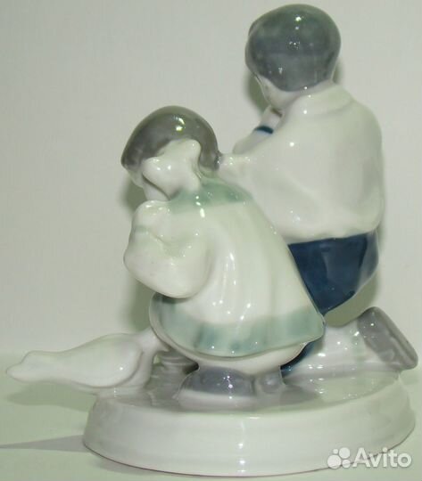 Редкая статуэтка. Дети кормят голубей.СССР