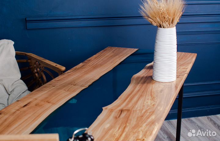 Стол «Река» из слэба вяза и эпоксидной смолы