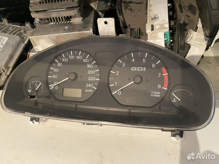 Щиток приборов Mitsubishi Carisma