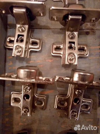 Мебельная фурнитура-петля накладная