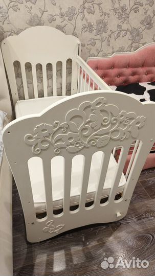 Детская кроватка с маятником и матрасом