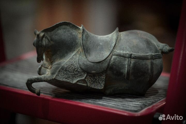 Необъятная отдыхающая лошадка статуэтка винтаж