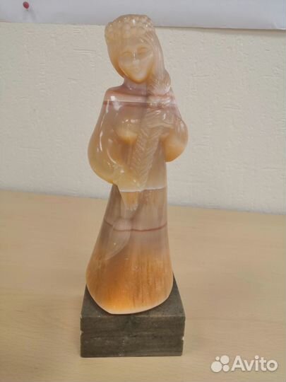 Статуэтка девушка с косой