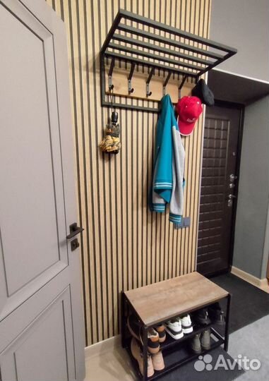 Вешалка настенная с полкой