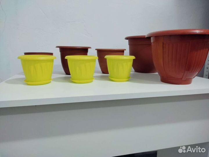 Восемь горшков для цветов, растений