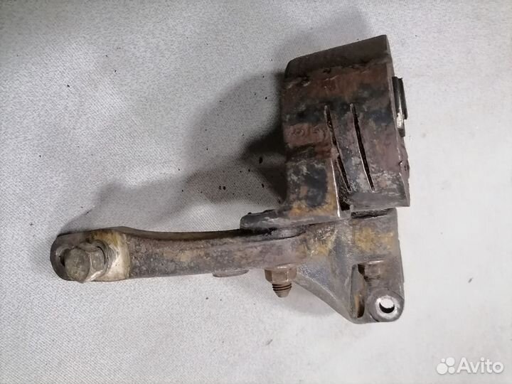 Опора МКПП с кронштейном Nissan Bluebird 1983-90