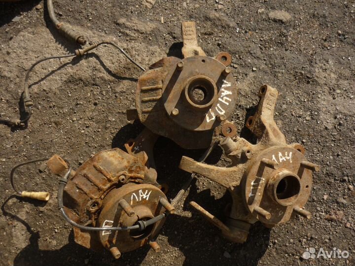 Поворотный кулак передний правый Шевроле Лачетти