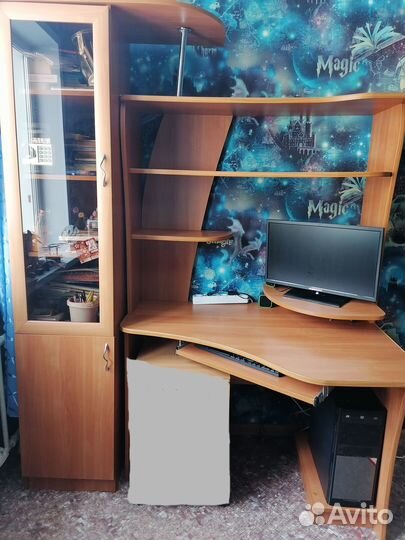 Компьютерный стол с пеналом