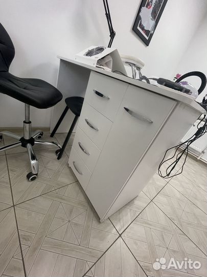 Маникюрный стол
