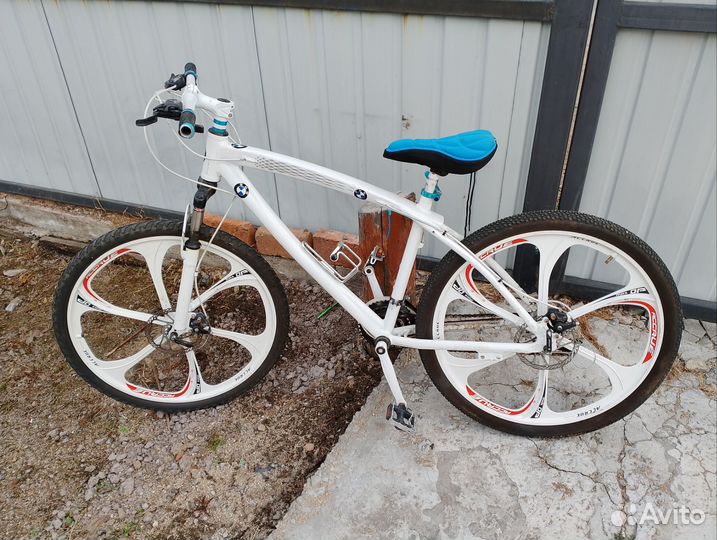 Велосипед на литых дисках BMW