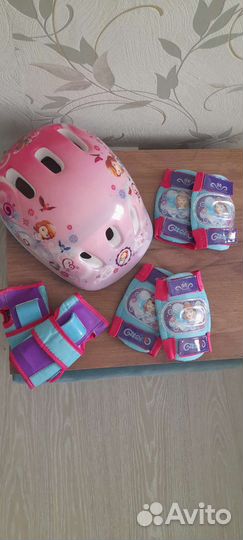 Роликовые коньки с полным комплектом защиты