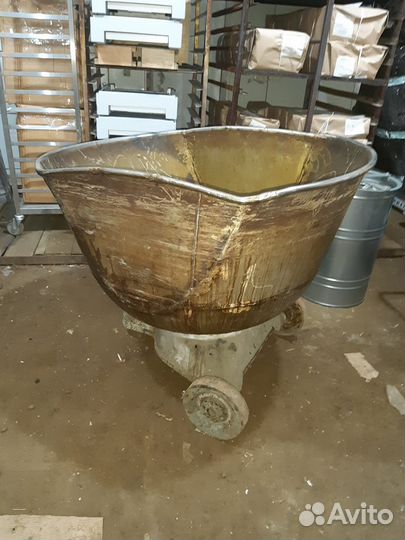 Подкатной чан дежа бу 300л