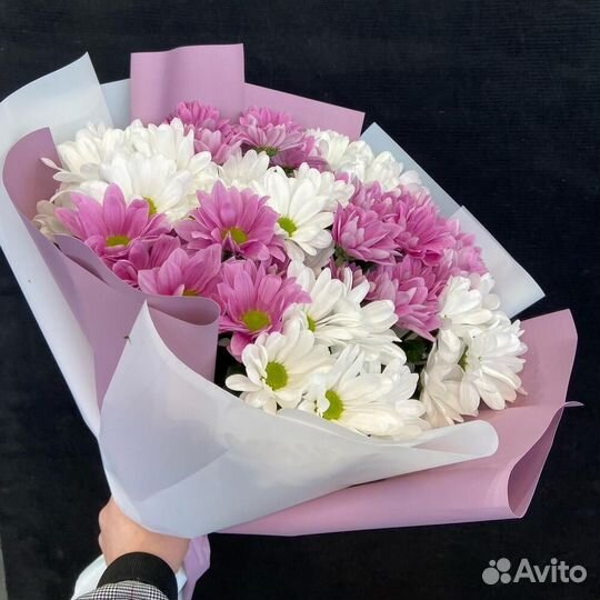 Букет из 7 белых и розовых хризантем