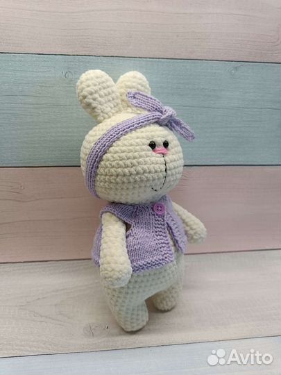 Вязанная плюшевая игрушка Заяц