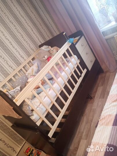 Детская кроватка с маятником и ящиком