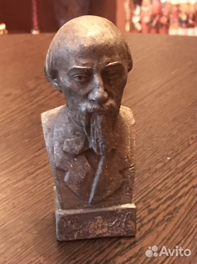 Бюст Некрасова