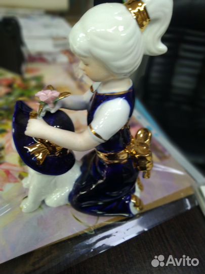Статуэтка фарфор девочка с собачкой