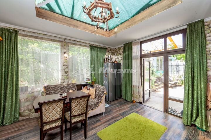 Три коммерческих помещения с домо