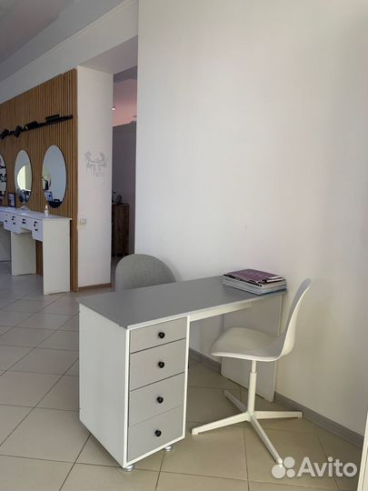Маникюрный стол
