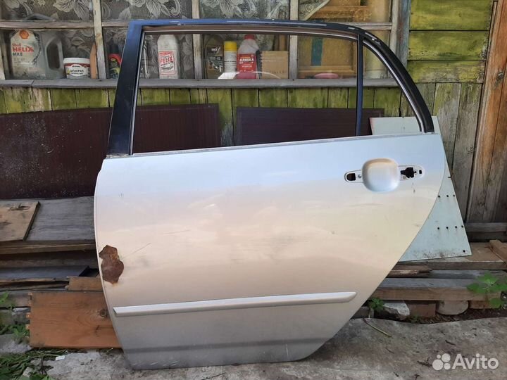 Задняя левая дверь тойота королла runx