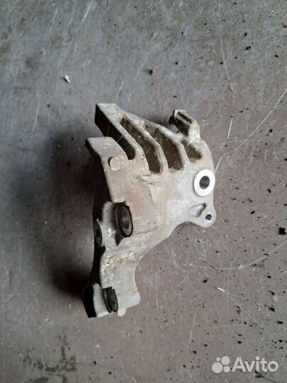 Кронштейн двигателя Nissan Fuga