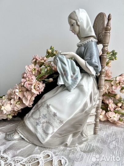 Статуэтка Вышивальщица от Lladro