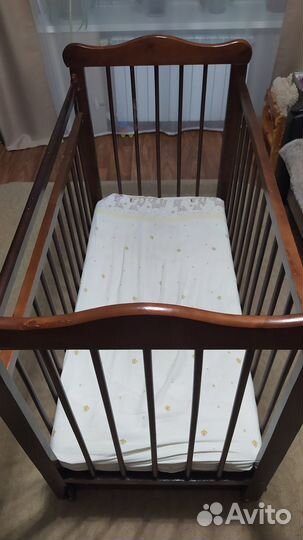 Детская кроватка с маятником и ящиком