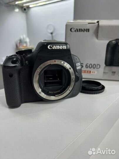 Зеркальный фотоаппарат canon eos 600D