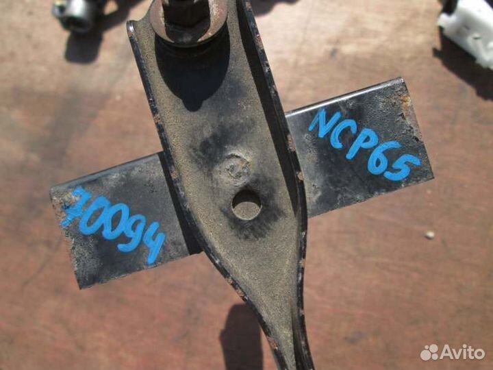 Крепление аккумулятора Toyota Ist NCP65 1NZ-FE