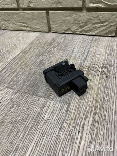 VW Touareg NF Кнопка фиксатора стояночного тормоза