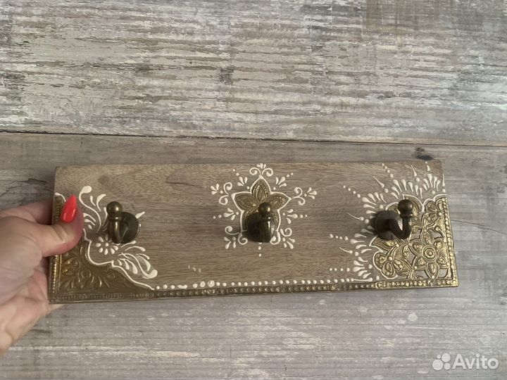 Вешалка на три крючка. Новая