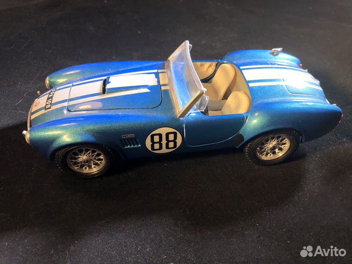 Модель автомобиля Chelby Cobra 427 1:24 Burago