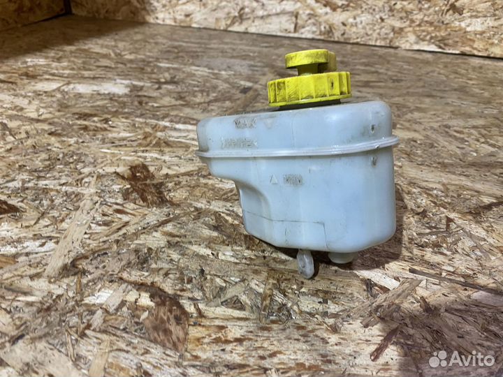 Бачок тормозного цилиндра VW Touareg GP 02-10