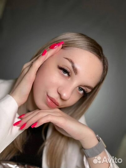 Модель на брови