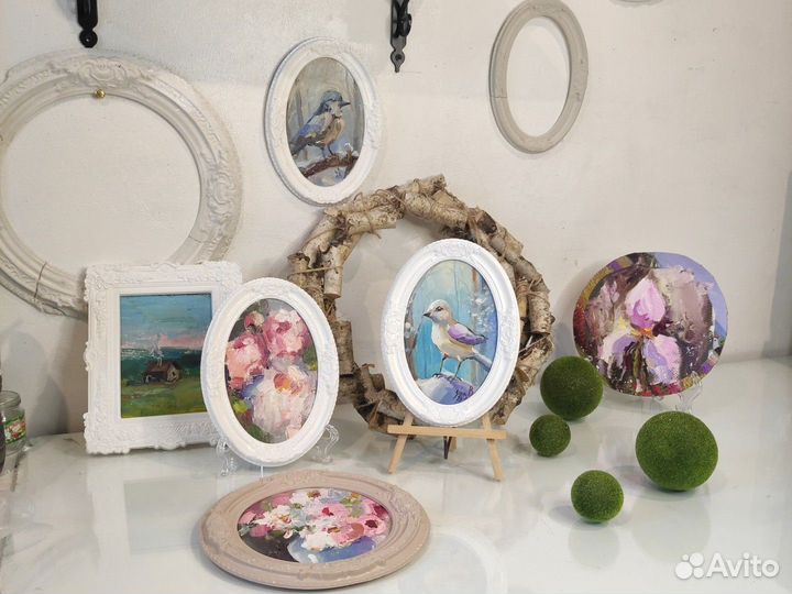 Картины в гипсовых рамках