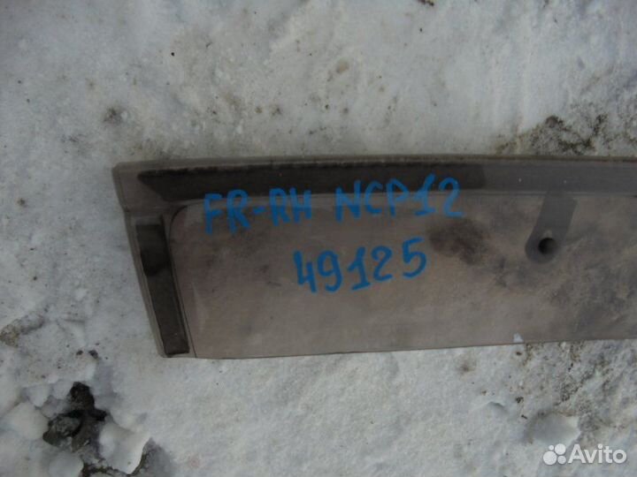 Ветровик передний правый Toyota Platz NCP12 1NZ-FE