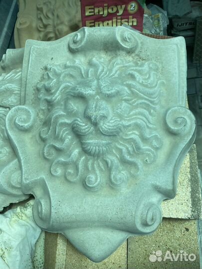 Лев барельеф