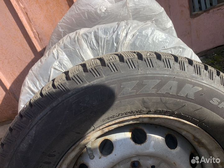 Bridgestone Blizzak Spike-01 205/70 R15 96T