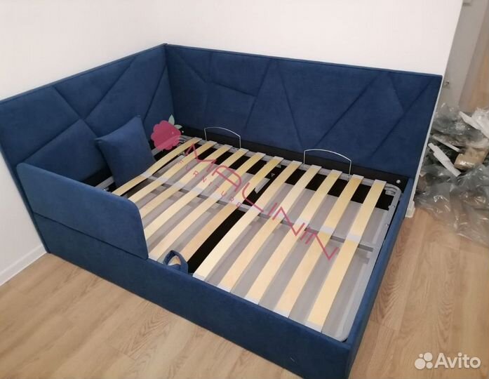 Детская кровать с мягкой спинкой и бортиком