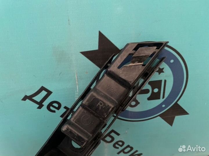 Кронштейн бампера задний правый Mercedes-Benz