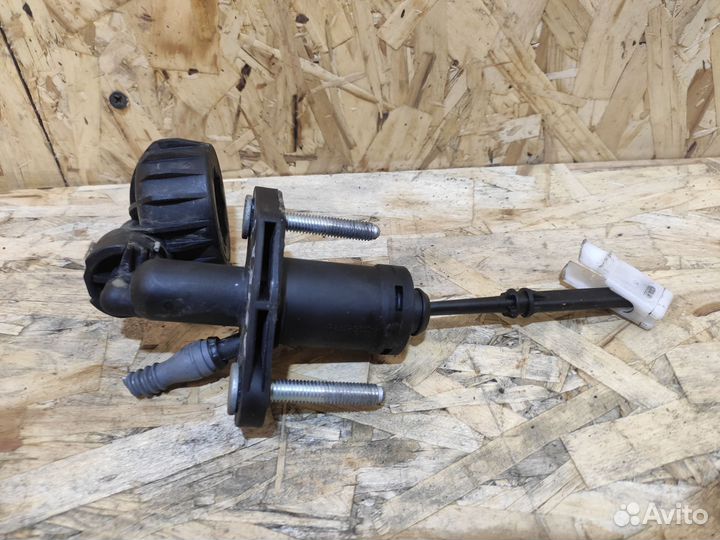 Главный цилиндр сцепления Opel Astra J