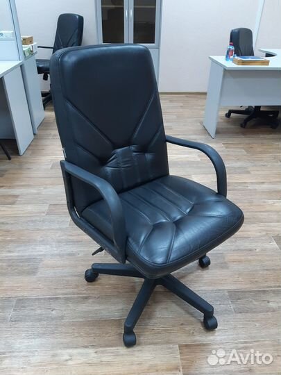 Офисное кресло кожаное бу