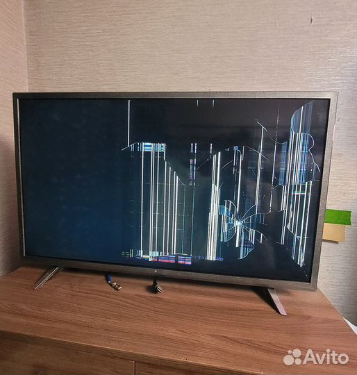 Телевизор Dexp H32G8100Q разбит экран