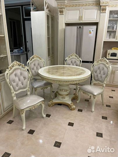 Кухонные стол и стулья