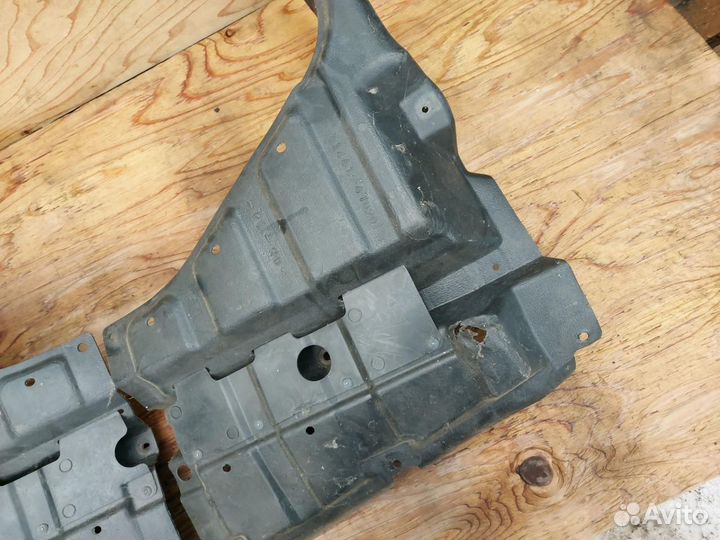 Пыльник двигателя Toyota Prius 2 NHW20