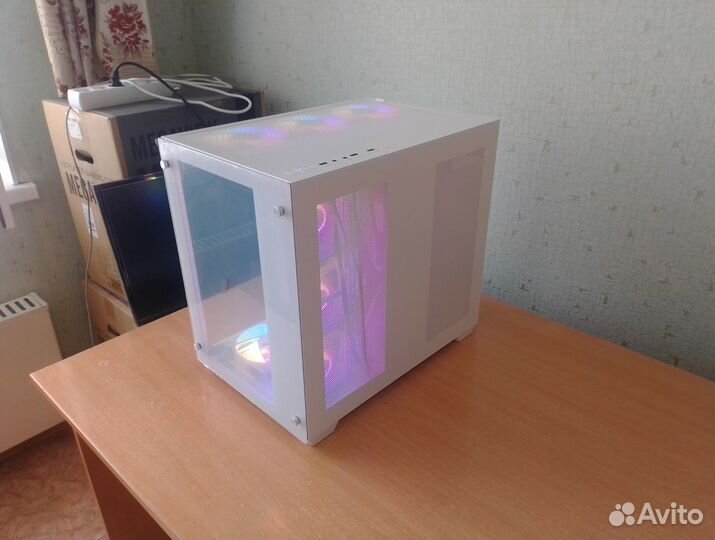 Игровой pc в большом красивом корпусе аквариум